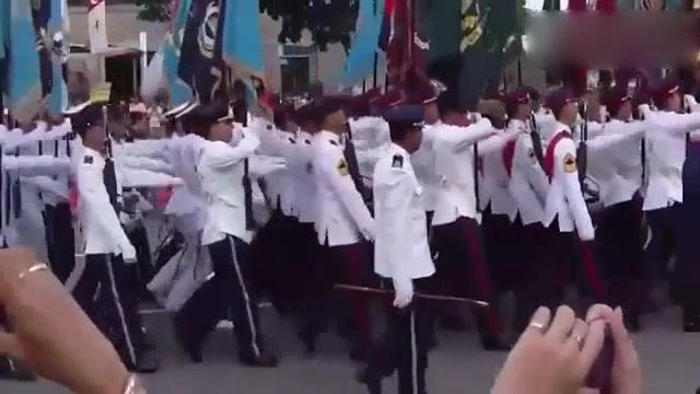 新加坡阅兵式，走路看着跟顺拐一样，能不能认真点