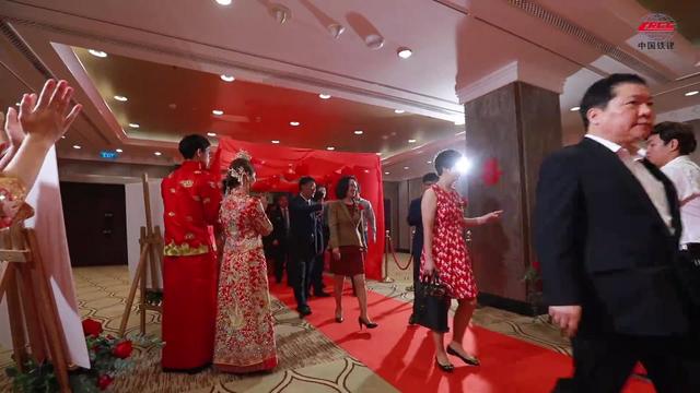 九对一带一路建设者在泰国举办集体婚礼，新人们的红盖头超级美