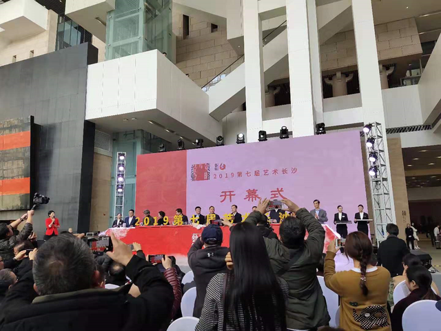 “艺术长沙”罗中立段建伟作品印象：懂与不懂，画家的心思你别猜