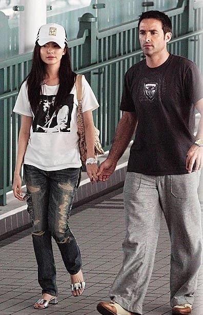 初次嫁大15岁富商，后又嫁大19岁老板，没嫁成向佐只因向太反对？