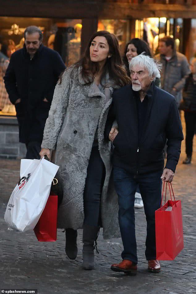 89岁F1巨擘和43岁妻子逛街，富翁只爱大长腿，女儿更是炫富高手