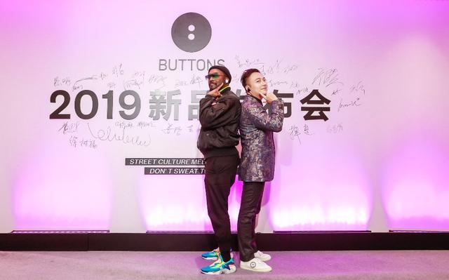 黑眼豆豆will.i.am以BUTTONS打造时尚耳机新潮流主义