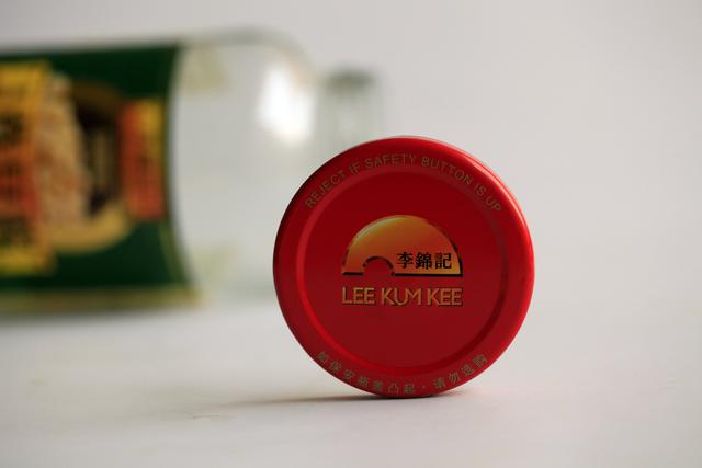 他是直销公司无限极背后老板，靠卖酱油起家，今身家千亿