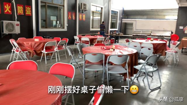 新加坡老板回广州工厂开会，带回来一百多个新加坡人过来。做饭中