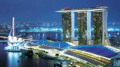 漫步滨海湾，体验新加坡风情，空气清新凉爽，令人难忘。