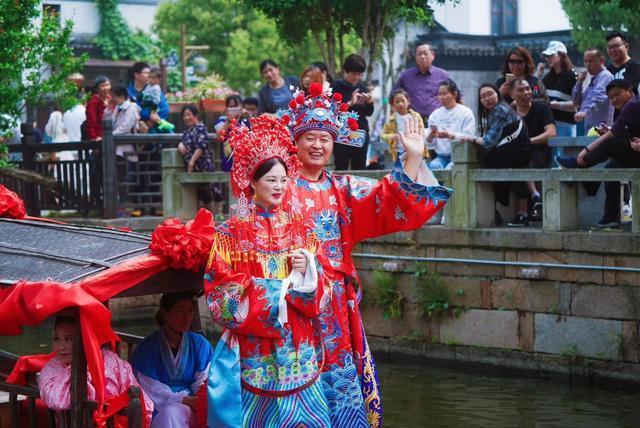 表面光鲜的旅游博主之年度总结：总有笑点让你流泪