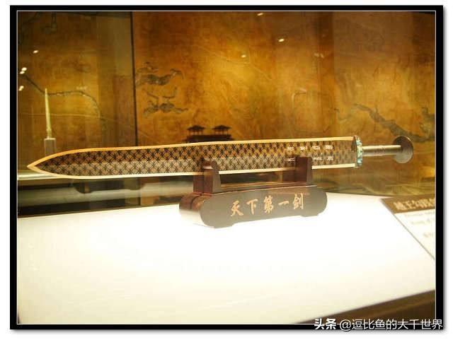 周恩来总理特批赴日展出的2500年不锈古剑，一下轻松划破26张纸