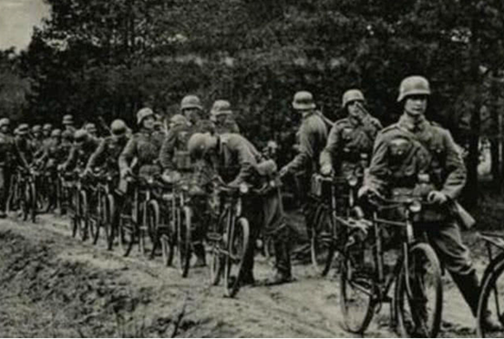 英国二战中的耻辱之战，被看不起的日本人，用自行车攻下了新加坡