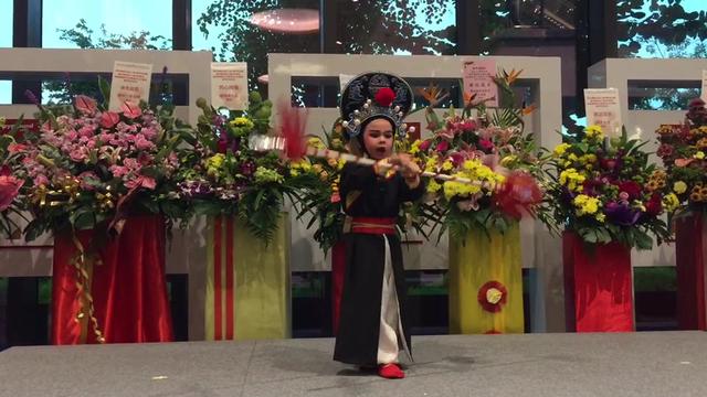 #潮剧 五岁的新加坡孩子瑞扬萌萌的，表演潮剧《林冲上山》。