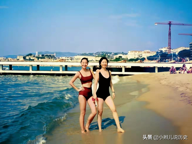 9张照片记录邓丽君的一生，图3到日本歌坛发展，图9在泰国的遗容