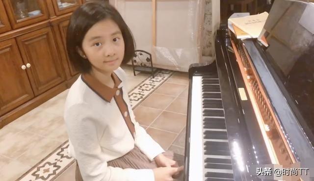 黄磊老婆晒女儿美照，13岁多多弹钢琴名媛范，手上戴满戒指太抢镜