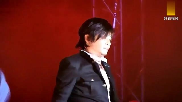 王杰在新加坡演唱经典歌曲《英雄泪》沧桑的嗓音，一开嗓听得陶醉