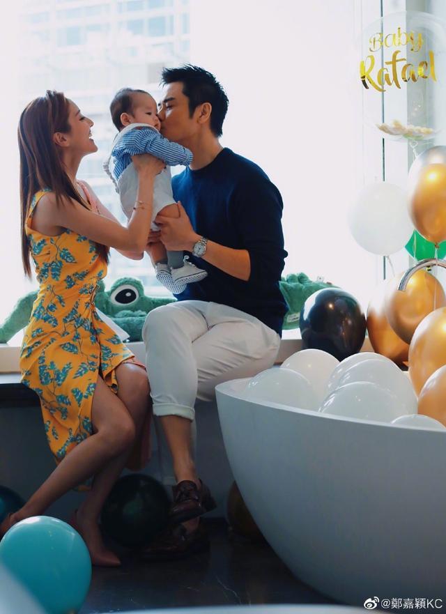郑嘉颖老婆晒儿子的萌照，Rafa第一次和外婆一起庆祝生日
