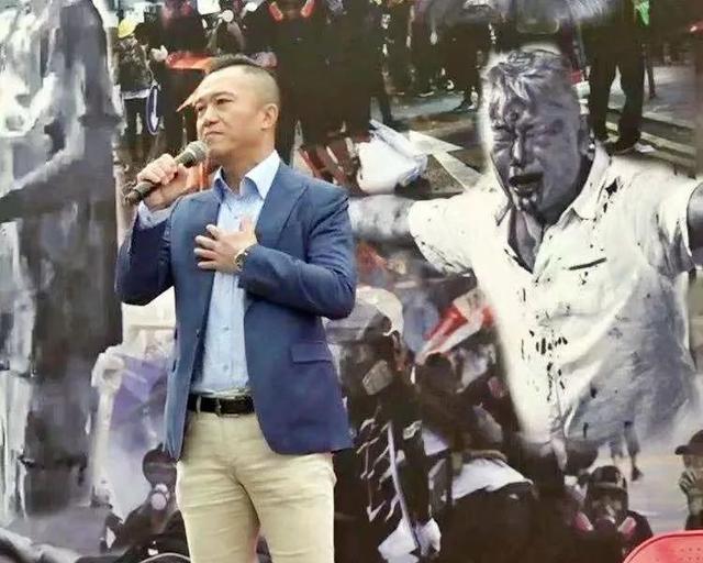 还记得被暴徒打中左眼的蓝衣男子吗？香港今天再集会，台上有他