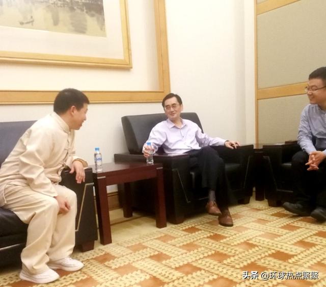 画家萧四五受邀参访中国驻新加坡大使馆