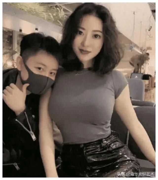 因刘强东走红的蒋聘婷如今在新加坡生活奢靡与小鲜肉合影尽显魅力