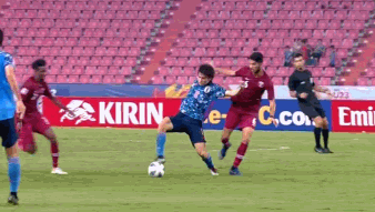 U23亚洲杯争议！日本球员“护球”染红，中国裁判马宁傅明执法VAR