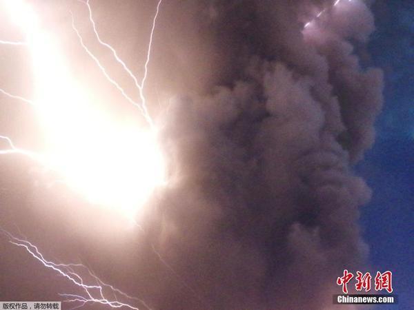 菲律宾塔阿尔火山运动频繁 火山灰中窜出闪电