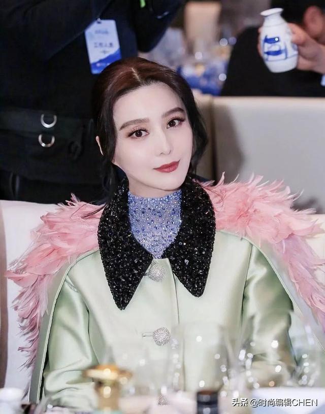 范冰冰为复出真是拼！穿羽毛斗篷肩宽比大肚吸睛，瓜子脸美的高级