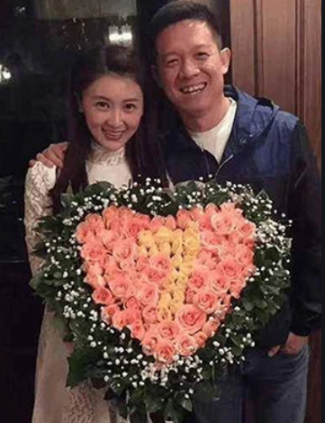 她毕业就嫁上市公司老板，成李小璐羡慕对象，34岁惨遭抛弃成老赖