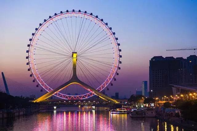 新加坡平安夜上联：霓虹摇曳半城轩窗