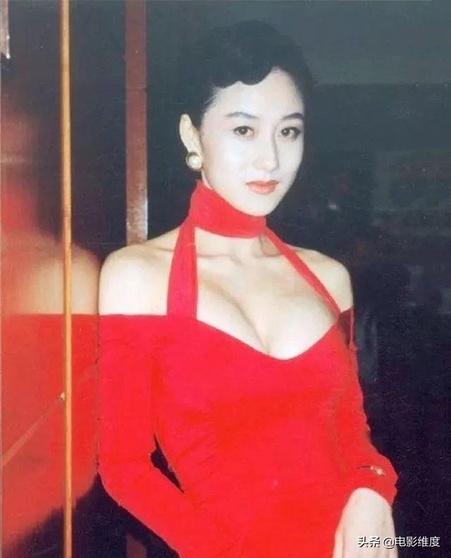 57岁李连杰近照，与两女儿们跨年心情好，姐妹俩身材火辣很性感