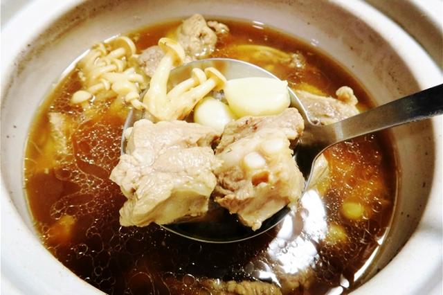 印尼女佣丧尽天良！在雇主食物里加料，包括口水尿液甚至还有经血