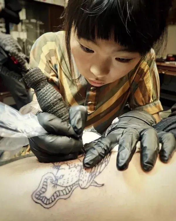 太酷了！10岁的她是年龄最小纹身师，爸爸是她的画布，作品太吸粉