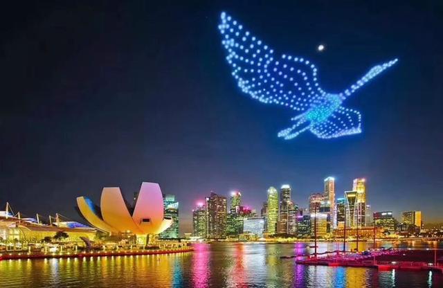 新加坡平安夜上联：霓虹摇曳半城轩窗