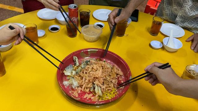 新加坡马来西亚特殊的庆祝新年方式捞鱼生