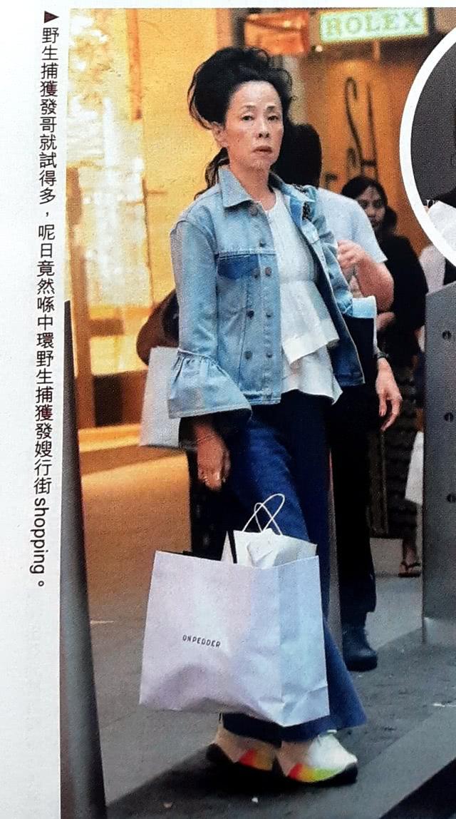周润发妻子陈荟莲低调现身银行办业务，爆炸丸子头衬花裤太时髦
