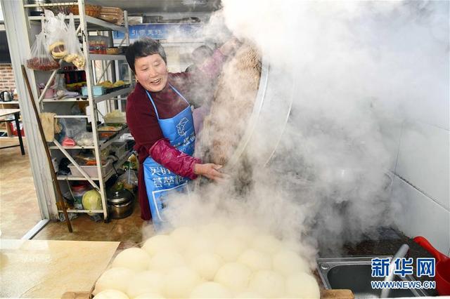 山东荣成：大天鹅“带火”小渔村