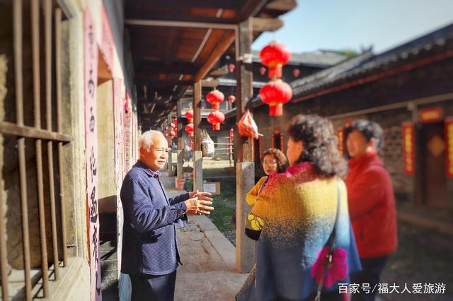 有钱的广东客家烟草大亨，建豪宅邀族人白住250年，分文不取