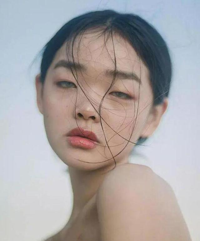 亚洲人讨厌的脸部缺陷她全占了，还被Dior青睐逆袭成高级时尚？