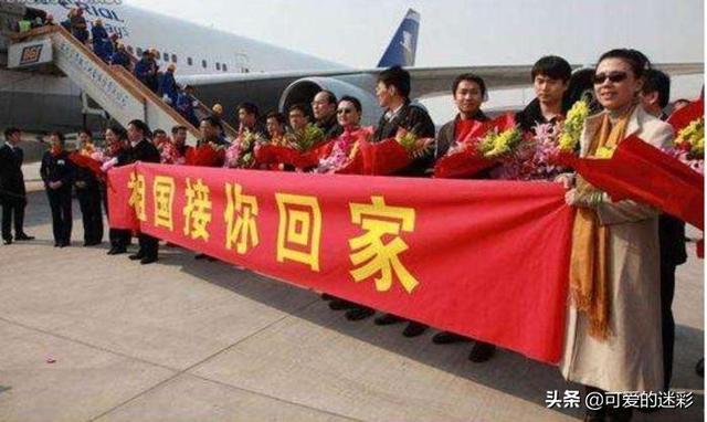 571名中国公民安全撤离，警示牌一句话无人靠近，美国人只能羡慕