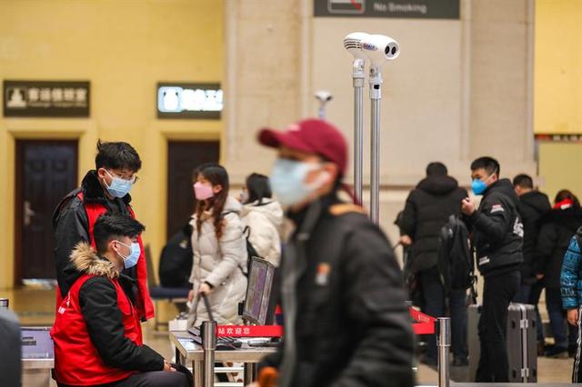 海外多国机场调高病毒风险评级，疫情防控升级，加强对中国航班和旅客排查措施：现场测体温、填表格