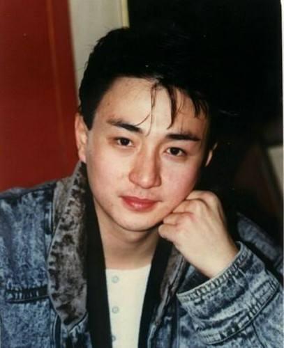 61岁吴岱融晒全家福，结婚24年仍低调顾家，新剧引起回忆杀