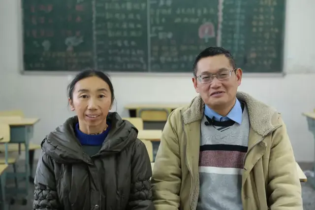 代课教师夫妇的孤村22年：他们用橘子当地球仪，教出大学教授