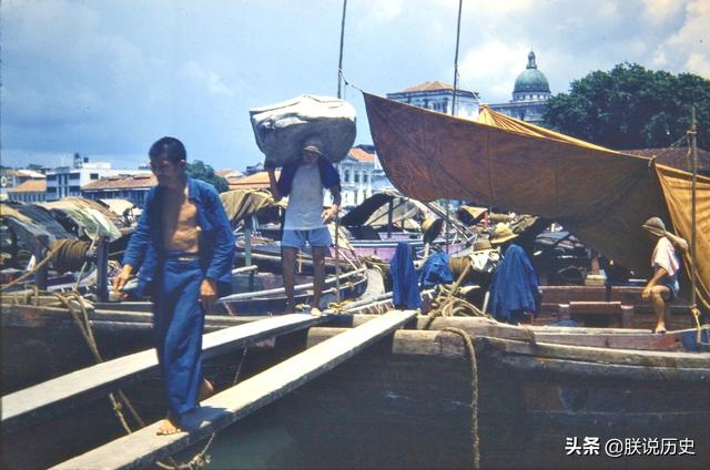 1960年的新加坡，罕见街拍老照片，这才是新加坡的60年代生活