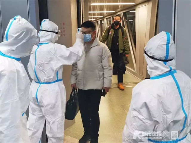 快报记者连线今早被隔离的酷航TR188航班杭州乘客
