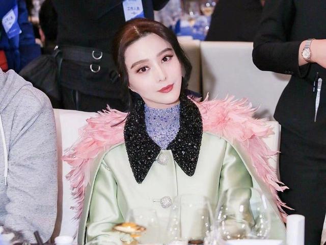范冰冰终于高调，穿彩色羽毛斗篷惊艳盛典，同框导演李玉似亲姐妹