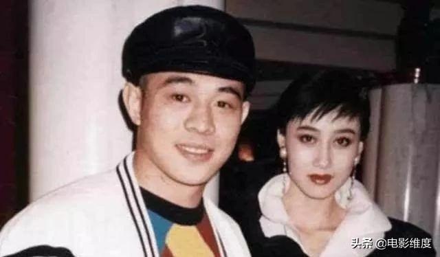 57岁李连杰近照，与两女儿们跨年心情好，姐妹俩身材火辣很性感