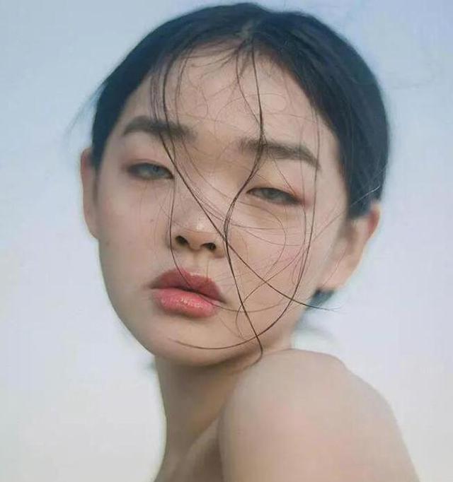 亚洲人讨厌的脸部缺陷她全占了，还被Dior青睐逆袭成高级时尚？