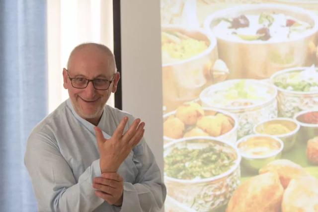 15岁吃素18岁从巴黎走向世界 法国人奕夫以爱为作料传递素食之道