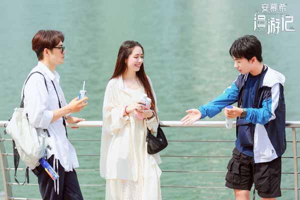 《漫游记》钟汉良沉浸灯光秀 郭麒麟学会安排行程