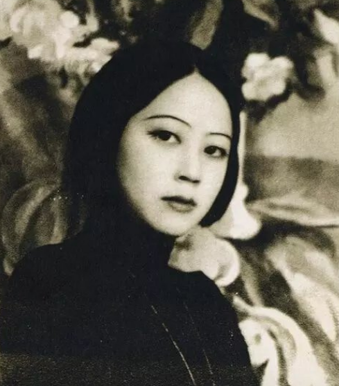 她是民国名媛，24岁嫁给55岁老头，丈夫去世后，她一生沿用夫姓