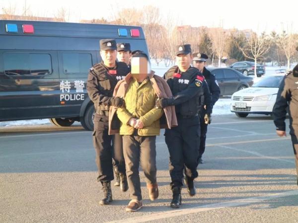 一男子杀人逃亡后竟成知名艺术家！办学校、发专辑、国外演出