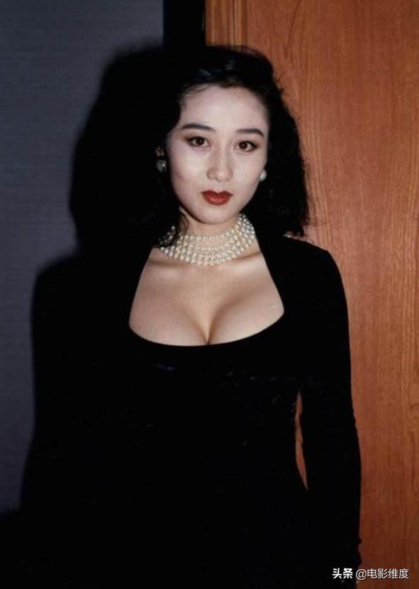 57岁李连杰近照，与两女儿们跨年心情好，姐妹俩身材火辣很性感