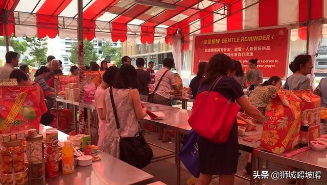 每逢过年过节前，新加坡人都要先来光明山祭拜祖先。