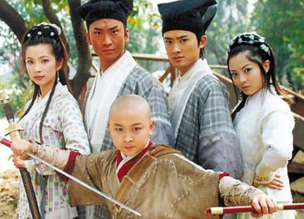 凭借《少年包青天》出名，曾是一个音乐老师，如今舞台上扮演村妇
